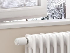 Ciepło ucieka przez okno, a rachunek rośnie. Jak ograniczyć straty w wynajmowanym apartamencie?