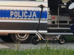 Emerytowany policjant obezwładnił podejrzanych. Jechali na skradzionych hulajnogach