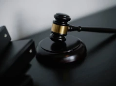 Środki PAŻP nadal zajęte na wniosek Pfizera. Rozprawa dopiero w październiku