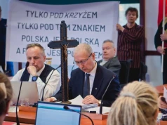 Sąd odrzucił skargę radnych PiS na brak krzyża w sali obrad w Legnicy