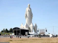 Pomnik Matki Bożej wywołał burzę. Sieć punktuje koszty oraz zwolnienia