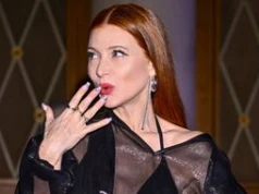 Przysiadła nad basenem. "Powycinany" strój to prawdziwe szaleństwo