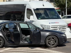 Awaria świateł i zderzenie na ruchliwym skrzyżowaniu w Łomży. Mikrobus z pasażerami uderzył w Audi