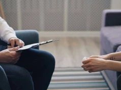 Kiedy warto iść do psychologa, a kiedy do psychiatry?