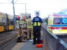 Dramatyczna walka o życie człowieka na przystanku tramwajowym