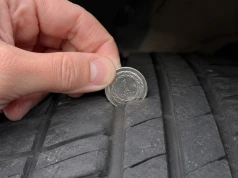 Sprawdzanie opon samochodowych monetą. Do czego służy i dlaczego jest zalecane?