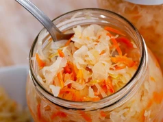 Kapusta kiszona to balsam dla jelit, ale jest jeden haczyk. Te osoby powinny omijać ją szerokim łukiem