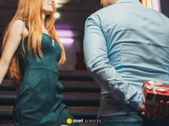Na randce dowiedziała się, że to nie on do niej pisał na Tinderze. Zauroczyła ją... AI