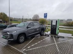 Ekspert mówi wprost. Czy można ładować elektryka podczas burzy?
