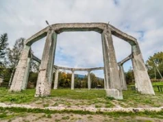 Rębielice Królewskie: Tajemnicza budowla w polu pod Częstochową. Waży ponad 200 ton i ma 54 metry wysokości. To niespełnione marzenie wynalazcy
