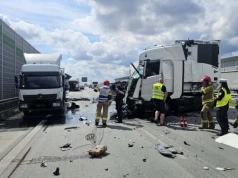 Zderzenie dwóch ciężarówek na A1 pod Piotrkowem. Autostrada całkowicie zablokowana