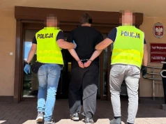Policjanci zatrzymali podejrzanych o oszustwo na wnuczka i prokuratora. W pociągu zabezpieczyli 50 tys. zł