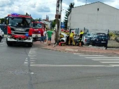 Uderzył w słup i wjechał w ogrodzenie. 81-letni kierowca i jego żona trafili do szpitala