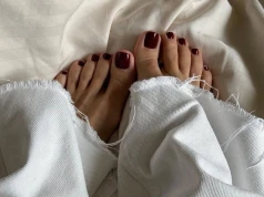 Dyskretne triki na wysmuklenie stopy. Ten pedicure pięknie zmienia proporcje