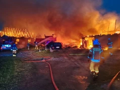 Potężny pożar w gminie Świątki. Ogień objął budynki i uszkodził maszyny rolnicze
