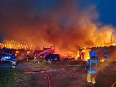 Ogień pojawił się przed świtem. Strażacy walczyli z żywiołem przez wiele godzin