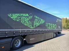 Jednoosiowa naczepa kurtynowa z ospojlerowanym dołem – 7% oszczędności na zużyciu