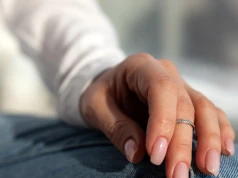 Manicure będzie hitem jesieni 2026. W salonie zapytaj o "angel nails"