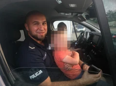 Czterolatek sam wyszedł z domu. Policjanci zaopiekowali się zagubionym chłopcem
