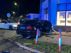 Wypadek na skrzyżowaniu. BMW wjechało w budynek sklepu jubilerskiego