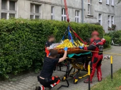 Niecodzienna akcja we Wrocławiu. Strażacy ewakuowali pacjenta z użyciem technik alpinistycznych