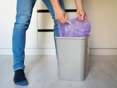 Wsypuję cztery łyżki na dno kosza zanim włożę nowy worek. Różnicę najbardziej czuć latem