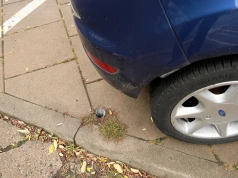 Parkujesz na chodniku? Sprawdź jedną rubrykę w dowodzie. Możesz się zdziwić