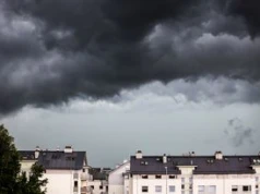 Jak bezpiecznie przetrwać burzę? Oto fakty i mity na temat burzy. Sprawdź, jakie zachowania są niebezpieczne!