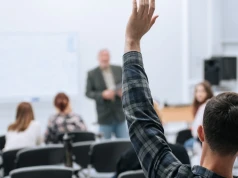 Na wykłady przychodziła osoba zamknięta w czarnym worku. To był eksperyment