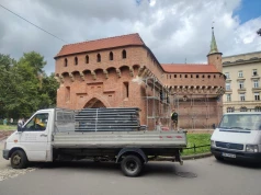Barbakan przysłonięty rusztowaniami. Taki widok czeka na turystów
