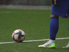Kiedy zagranie ręką w piłce nożnej oznacza przewinienie?