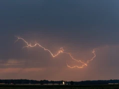 Burze z gradem nad Lubelszczyzną. Porywy wiatru mogą osiągać 75 km/h