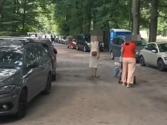 Samochodowy armagedon w Parku Julianowskim. Niemal 100 aut wjechało do parku podczas biegu