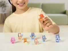Dzieci odtworzą sceny z ukochanego serialu. Kolekcja Bluey Fuzzies robi wrażenie