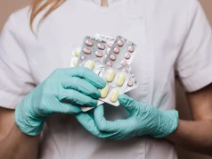 Ważny lek wycofany z refundacji w Polsce. Chodzi o terapię ciężkich zapaleń naczyń
