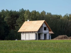 Nowe przepisy blokują budowę domów. Od września zacznie się walka o własną działkę
