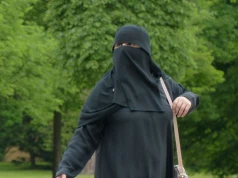 Zakaz burek i nikabów. Prezydent europejskiego kraju podpisał ustawę, sprzeciwiając się własnej partii