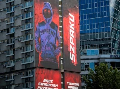 Szpaku na wielkim muralu w centrum Warszawy