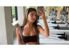 Julia Wieniawa pręży wyćwiczone ciało na siłowni! Zapozowała w obcisłym stroju i opasce. Co za forma!