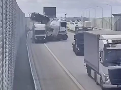 Rozbił się o stojącą ciężarówkę na A1. Na co patrzył ten kierowca, skoro nie na drogę?