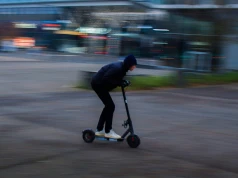 Jeździsz hulajnogą elektryczną? Rząd szykuje drastyczne zmiany w mandatach