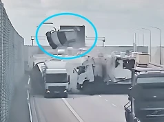 Wypadek Scanii i Mercedesa na A1. Osobówki latały w powietrzu