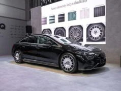 Mercedes EQS po liftingu wjechał do Polski. Teraz może mieć wolant i przejedzie nawet 926 km