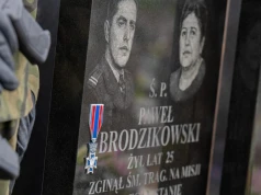 Grób śp. kpr. Pawła Brodzikowskiego w Nasielsku oznaczony insygniami Orderu Krzyża Wojskowego