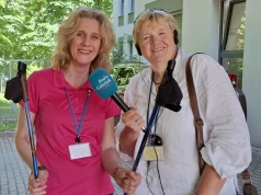 Senior z kijkiem w dłoni. Na czym polega nordic walking?