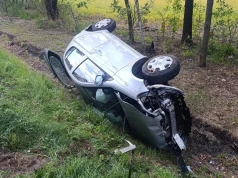 Dachowanie w Kątach Miąskach. Samochód wpadł do rowu, dwie osoby poszkodowane