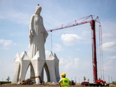 "King Kong w szczerym polu". Znany duchowny ostro o nowym pomniku