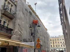 „Coś wystrzeliło z budowy”. Beton i kamyczki poleciały na przechodniów w centrum Katowic