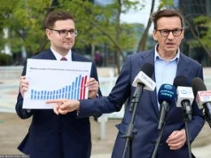 "Cios w splot słoneczny biznesu". Morawiecki ocenia zapowiedź Tuska