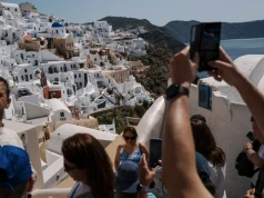 Nie tylko Santorini. Te miejsca w Europie "duszą się" od turystów